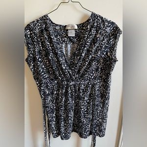 A lovely black and white NW flower shirt with tie strings